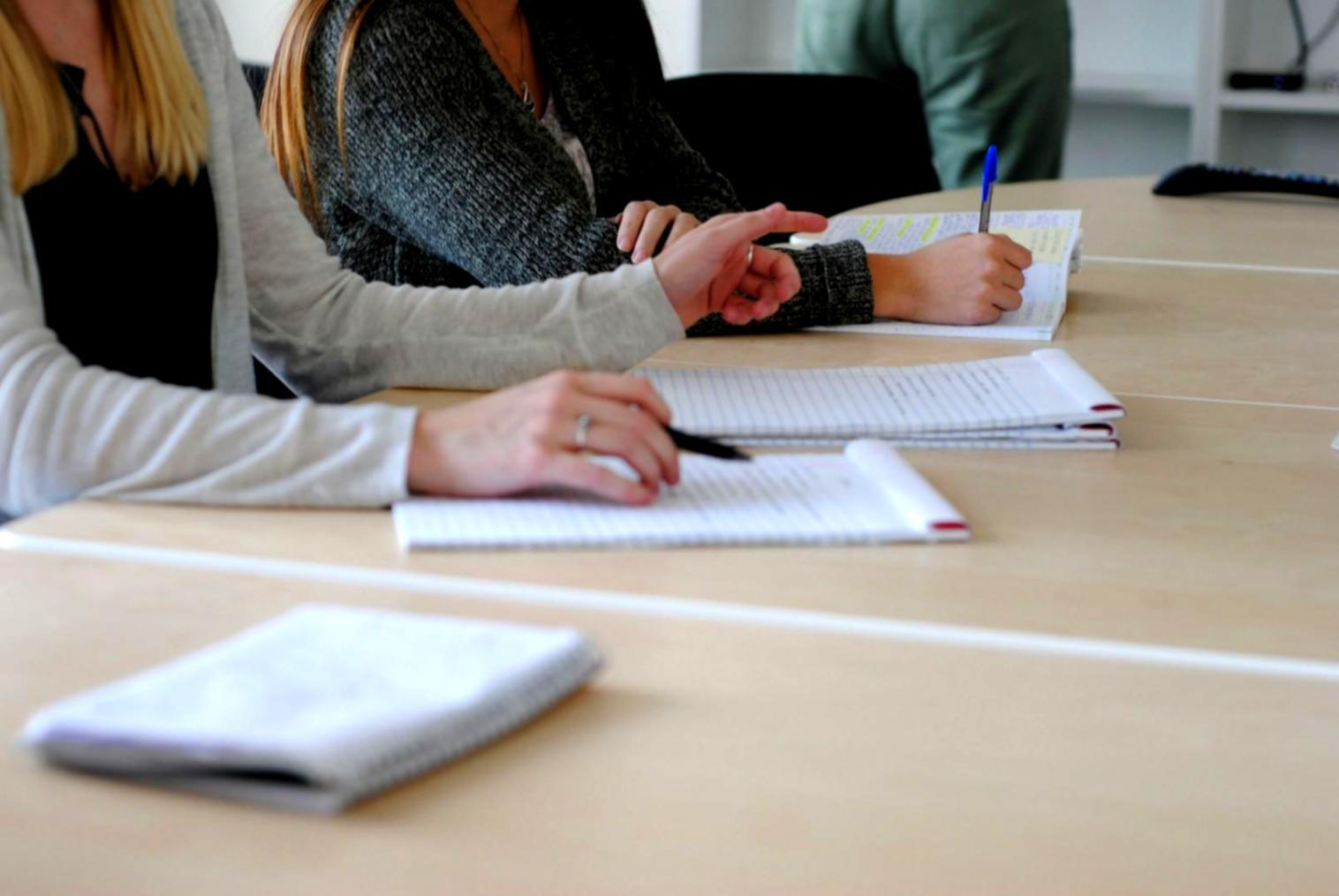 Étudiants travaillant sur des projets financiers collaboratifs